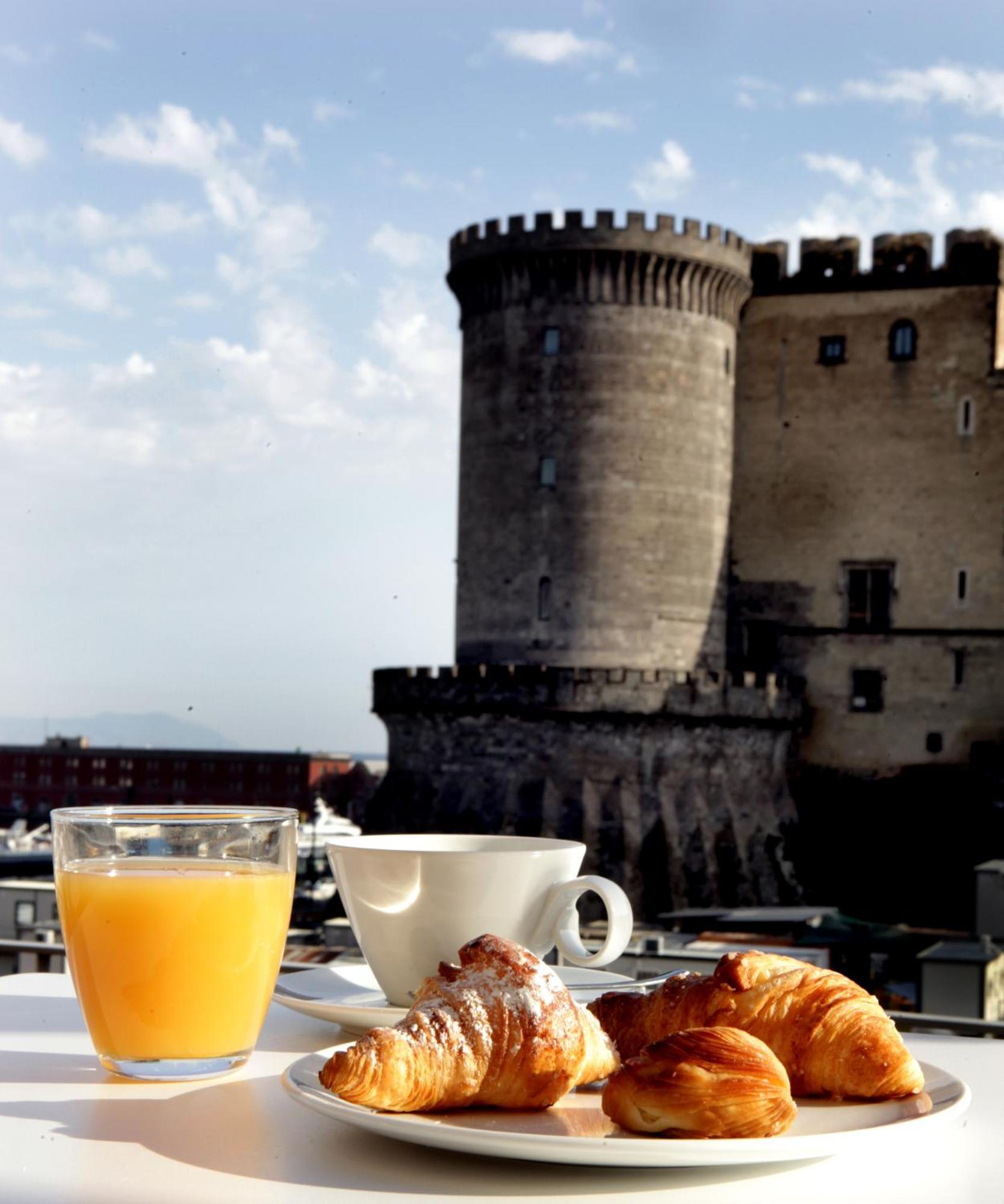 Mercure Napoli Centro Angioino Exterior foto